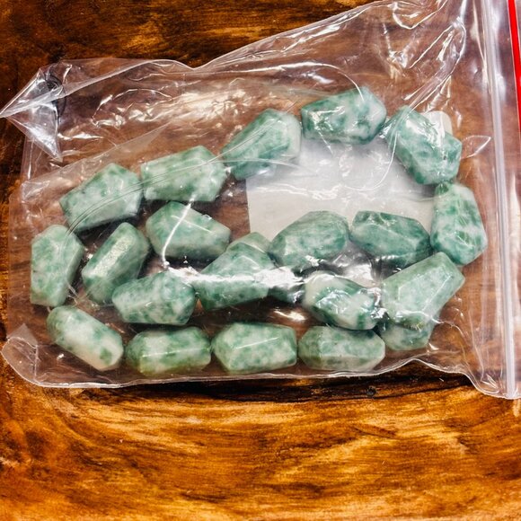 Assorted Lot of Green Stone and Glass Beads (Fire Mountain Gems) - Picture 3 of 13